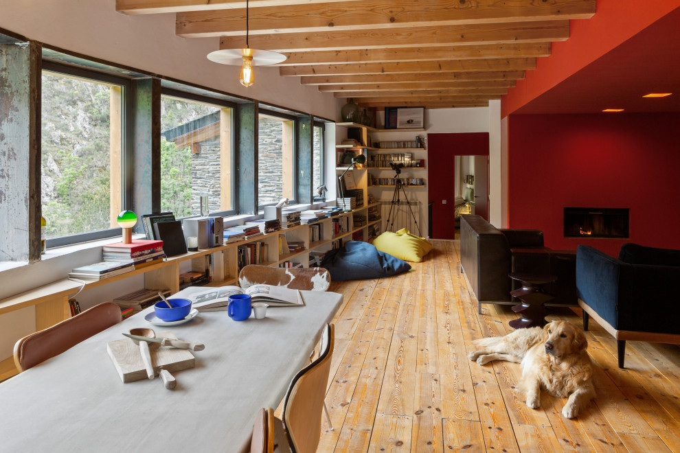 Ejemplo de comedor moderno grande abierto con paredes blancas, suelo de madera en tonos medios, todas las chimeneas, suelo marrón y vigas vistas