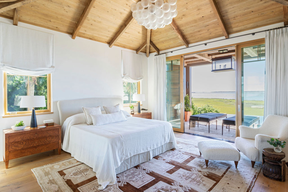 Идея дизайна: большая хозяйская спальня в средиземноморском стиле с белыми стенами, светлым паркетным полом, коричневым полом и сводчатым потолком
