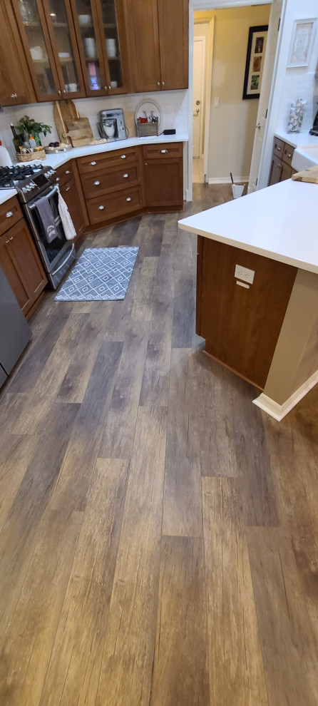 Kitchen - transitional kitchen idea in Miami