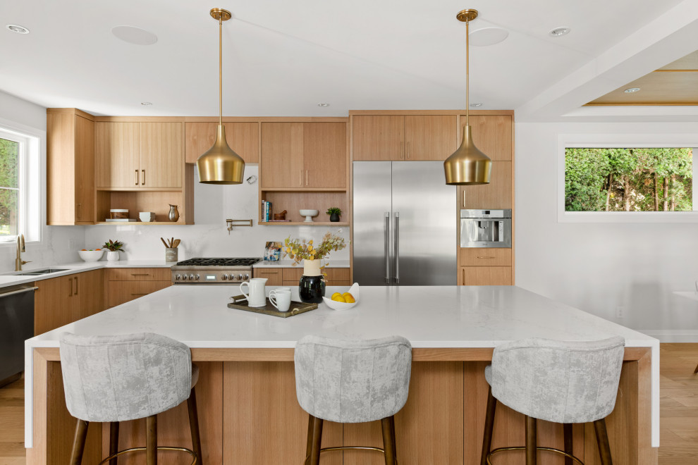 Kitchen - transitional kitchen idea in Vancouver