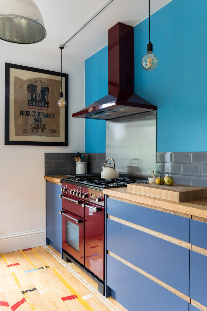 Design ideas for a small contemporary galley eat-in kitchen in Surrey with an integrated sink, flat-panel cabinets, medium wood cabinets, quartzite benchtops, grey splashback, coloured appliances, medium hardwood floors and multi-coloured floor.
