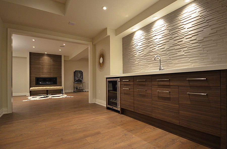 Photo of a contemporary basement in Toronto with brown floor.