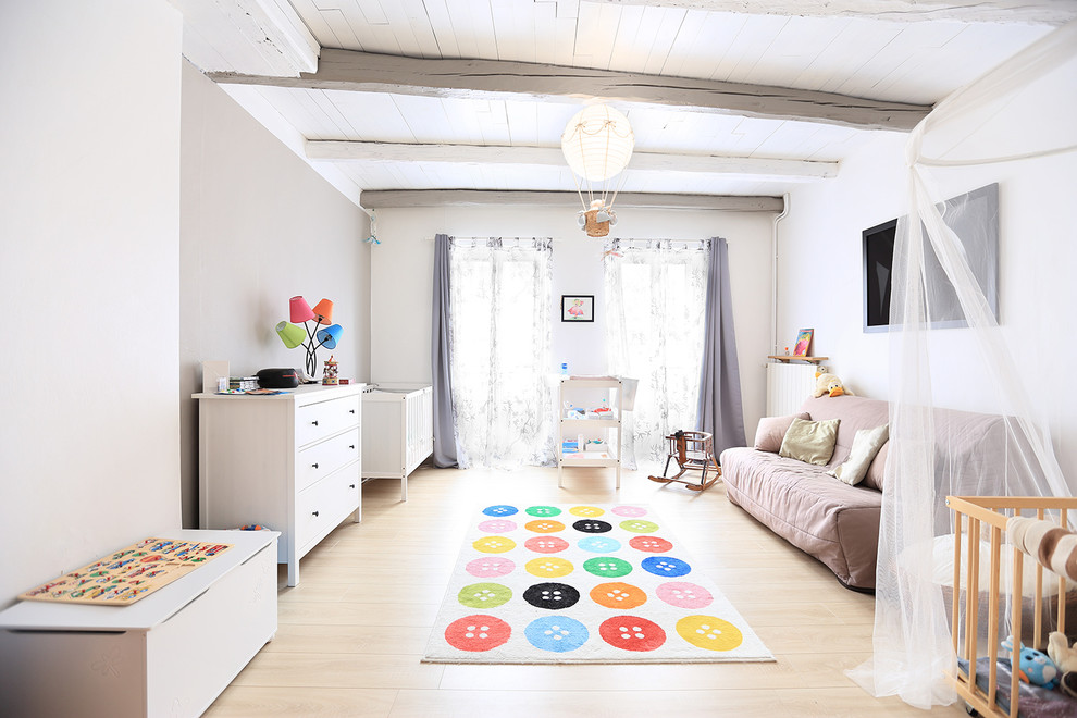 Exemple d'une grande chambre de bébé neutre scandinave avec parquet clair, un sol beige et un mur gris.
