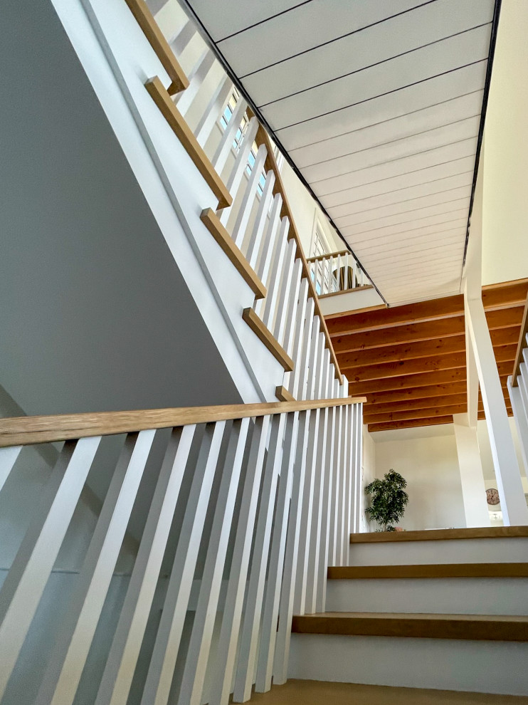 Источник вдохновения для домашнего уюта: п-образная деревянная лестница среднего размера в стиле кантри с деревянными ступенями, деревянными перилами и стенами из вагонки