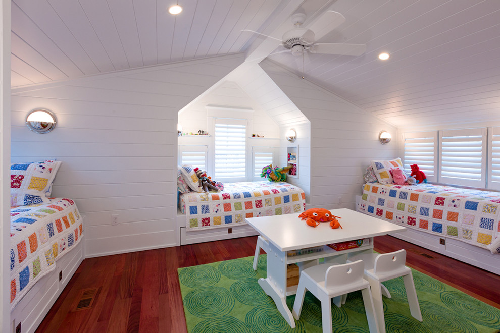 Foto på ett maritimt könsneutralt barnrum kombinerat med sovrum och för 4-10-åringar, med vita väggar och mörkt trägolv
