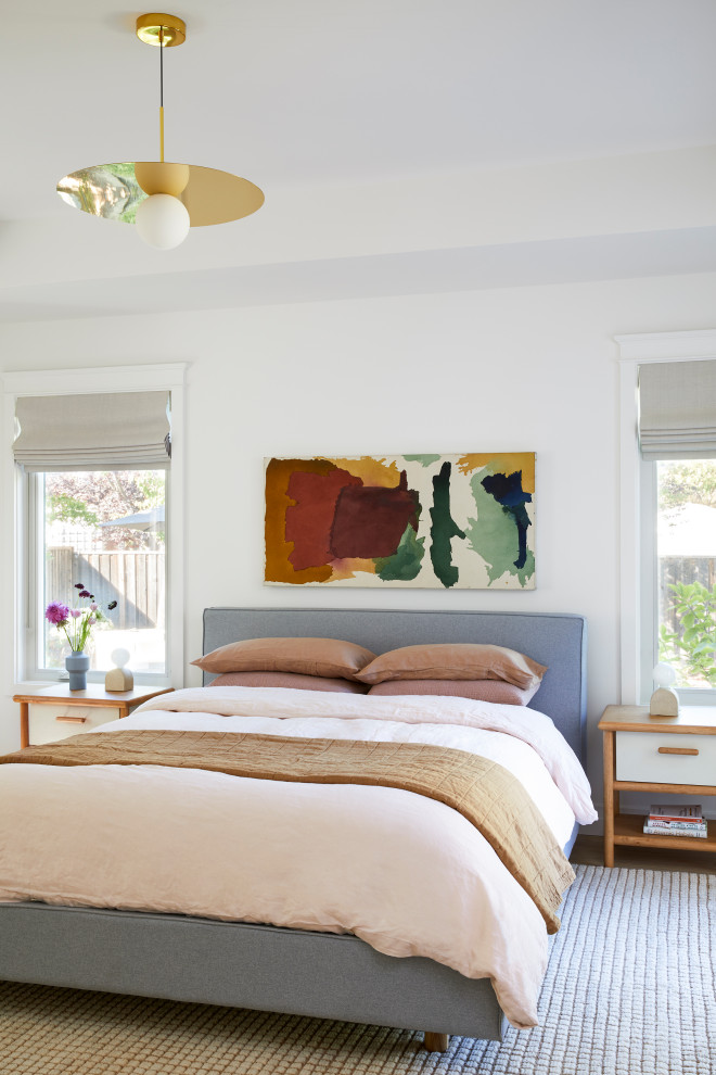 Großes Skandinavisches Hauptschlafzimmer ohne Kamin mit weißer Wandfarbe, hellem Holzboden, braunem Boden und Kassettendecke in San Francisco