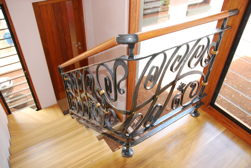 Пример оригинального дизайна: угловая деревянная лестница среднего размера в современном стиле с деревянными ступенями