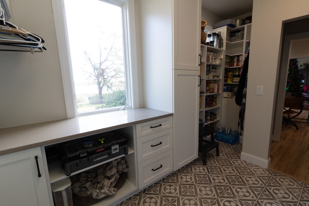 Eat-in kitchen - large l-shaped eat-in kitchen idea with shaker cabinets, white cabinets, granite countertops, an island and white countertops