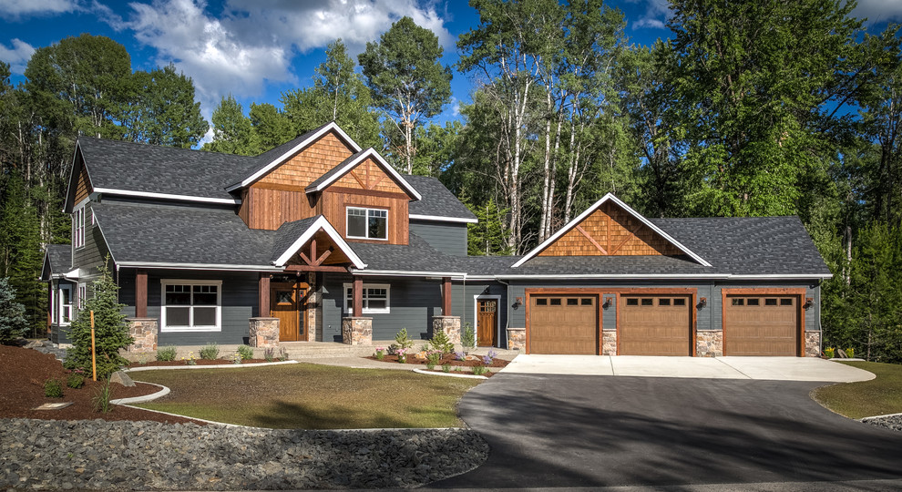 Mountain style home design photo in Seattle