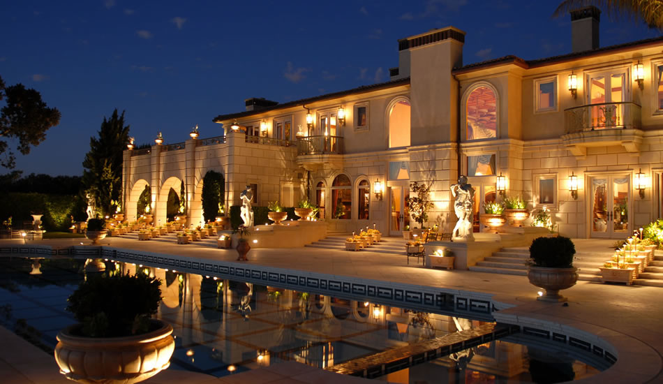 This is an example of a mediterranean pool in San Diego.