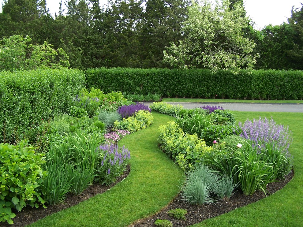 Inspiration for a beach style backyard full sun formal garden for spring in New York with mulch.