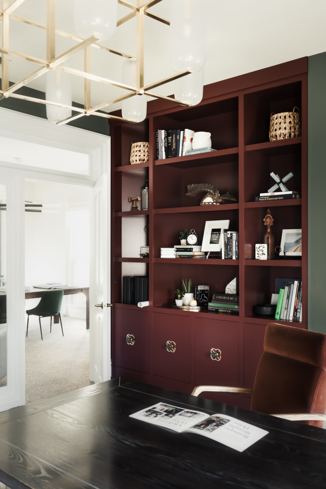 Свежая идея для дизайна: кабинет в стиле неоклассика (современная классика) с красными стенами и отдельно стоящим рабочим столом без камина - отличное фото интерьера
