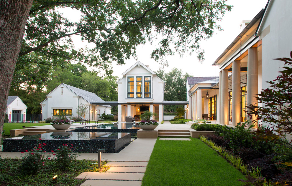 Large transitional garden in Dallas with a water feature and natural stone pavers.