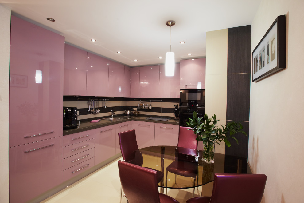 Mid-sized contemporary l-shaped eat-in kitchen in Yekaterinburg with an undermount sink, flat-panel cabinets, purple cabinets, solid surface benchtops, beige splashback, porcelain splashback, black appliances, porcelain floors, beige floor and black benchtop.