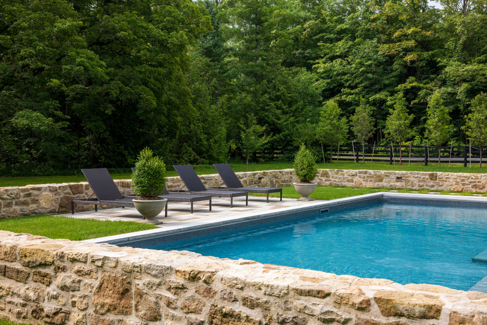 Transitional pool photo in Toronto