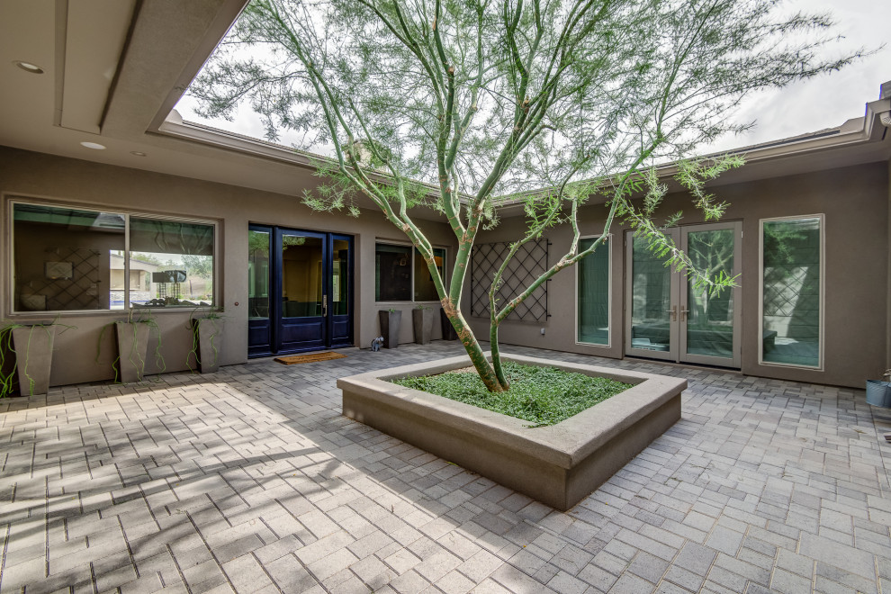 Transitional home design photo in Phoenix