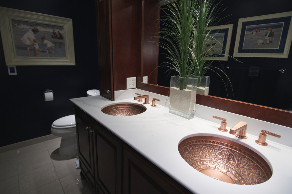 Idée de décoration pour une salle de bain principale tradition en bois foncé de taille moyenne avec un placard avec porte à panneau encastré, un carrelage bleu, un lavabo encastré, un plan de toilette en quartz modifié, un plan de toilette beige, meuble double vasque et meuble-lavabo encastré.