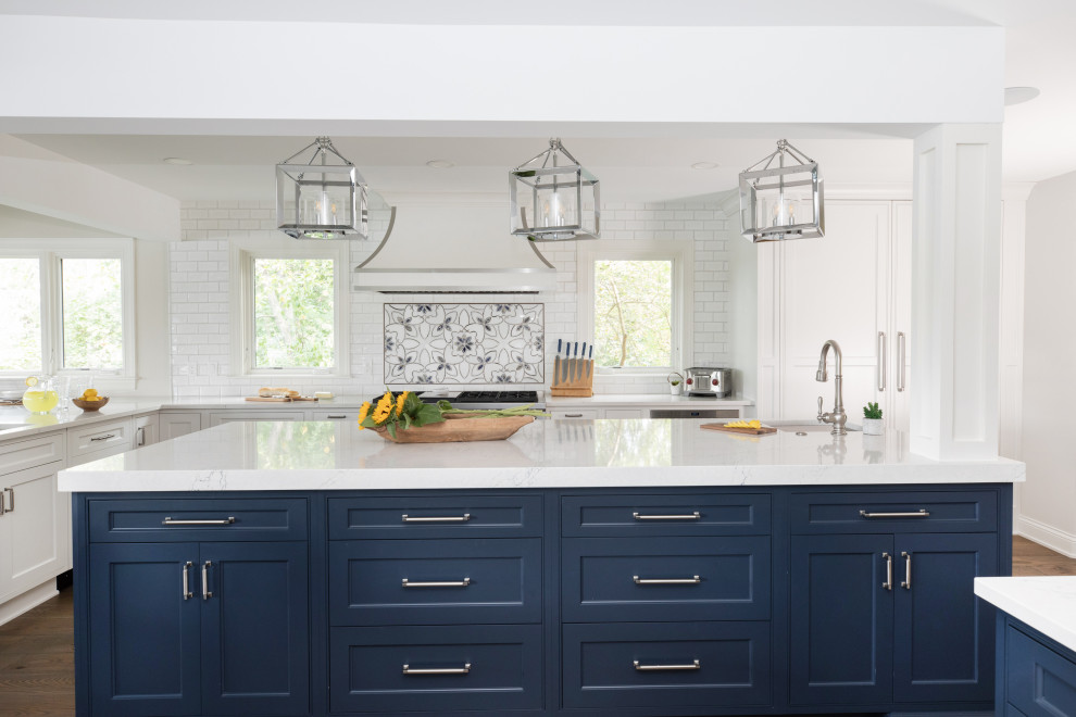 Foto di una grande cucina minimalista con lavello sottopiano, ante con riquadro incassato, ante blu, top in quarzite, paraspruzzi bianco, paraspruzzi con piastrelle in ceramica, parquet scuro e top beige