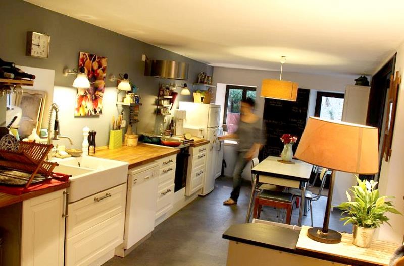 This is an example of a country kitchen in Paris.