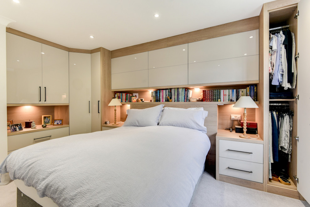 Modelo de dormitorio principal contemporáneo de tamaño medio sin chimenea con paredes blancas, moqueta y suelo violeta