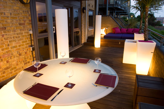 Planters and dining area lit up eklektisk-traedaeck