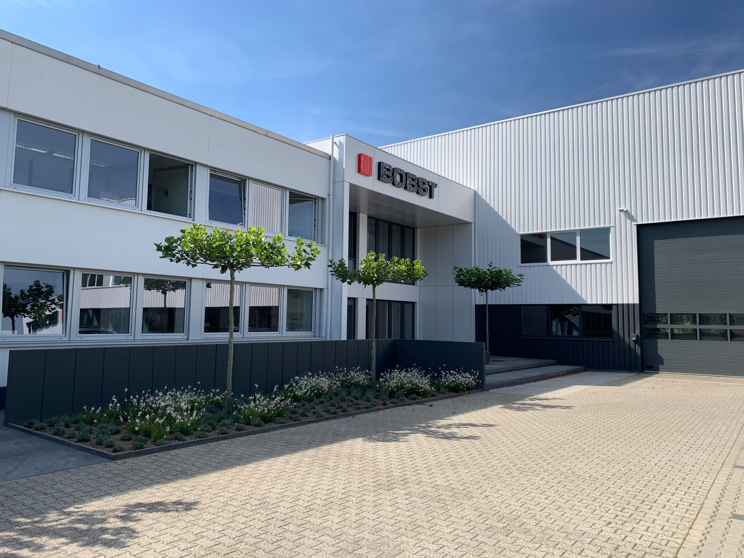 Bobst Eingang Empfang Office Büro Planung Präsentation Umplanung Modernisierung Ausstellung Interior Design NRW Krefeld Meerbusch Architektur Innenarchitektur Gestaltung 3D Akustik Beleuchtung Logo