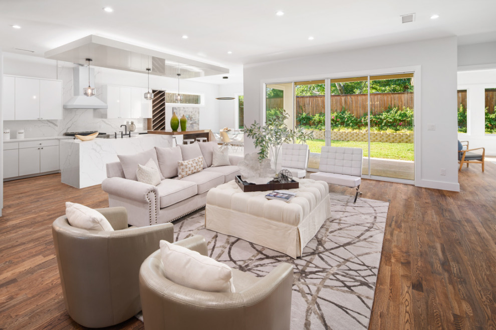 Home design - transitional home design idea in Dallas