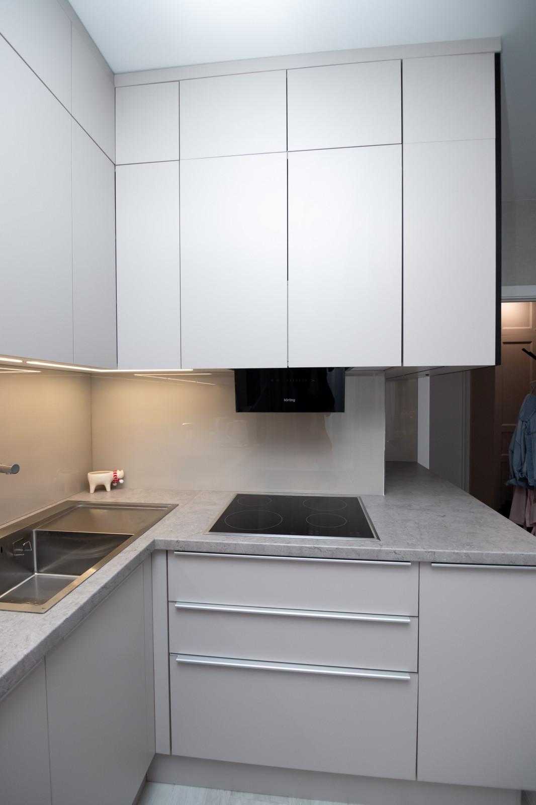 Современная угловая кухня в нежно-сером цвете