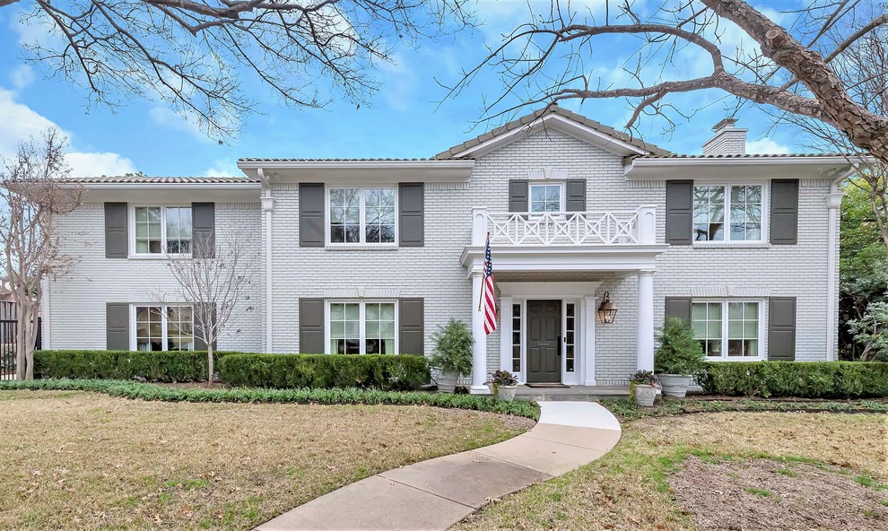 Home design - transitional home design idea in Dallas