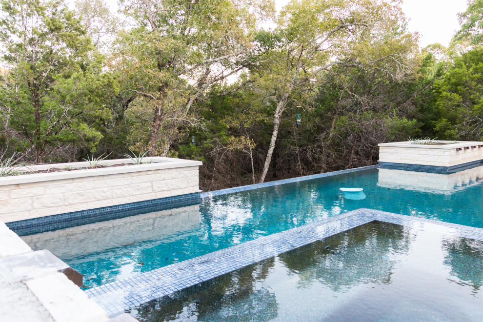 Großes Modernes Pool mit Kies hinter dem Haus in Austin