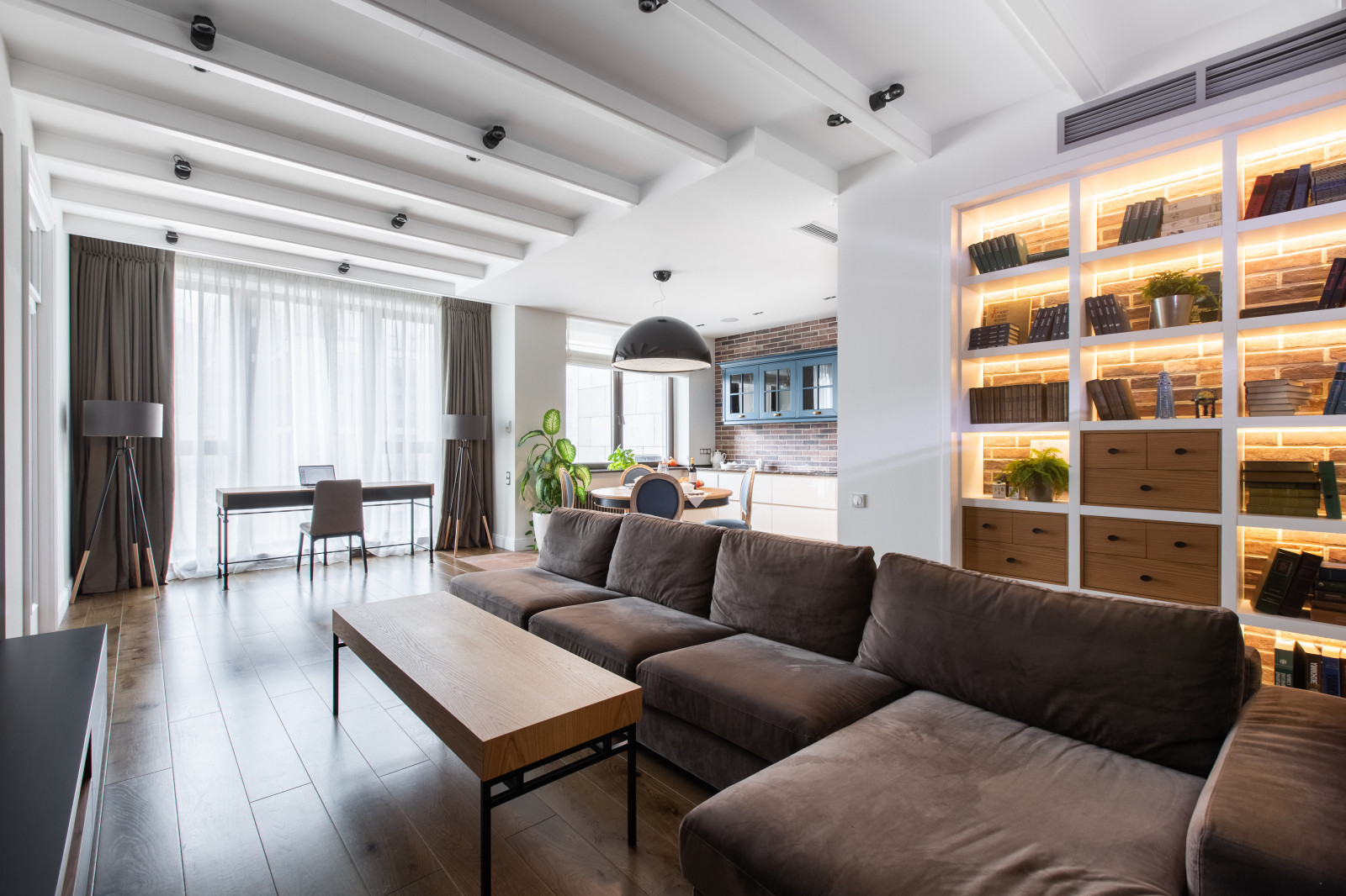 Домашний кинотеатр в современной квартире