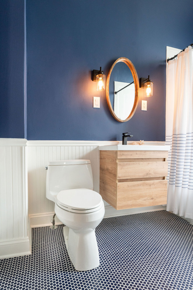Свежая идея для дизайна: ванная комната в средиземноморском стиле с ванной в нише, унитазом-моноблоком, синими стенами, полом из керамической плитки, монолитной раковиной, столешницей из искусственного кварца, синим полом, тумбой под одну раковину, подвесной тумбой и панелями на стенах - отличное фото интерьера