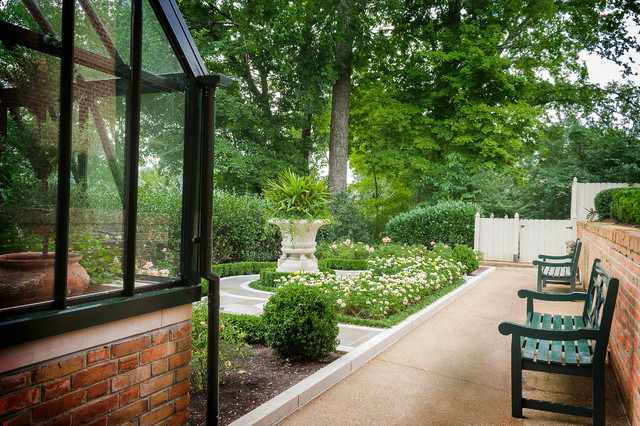 Bluff Dr. traditional-garden