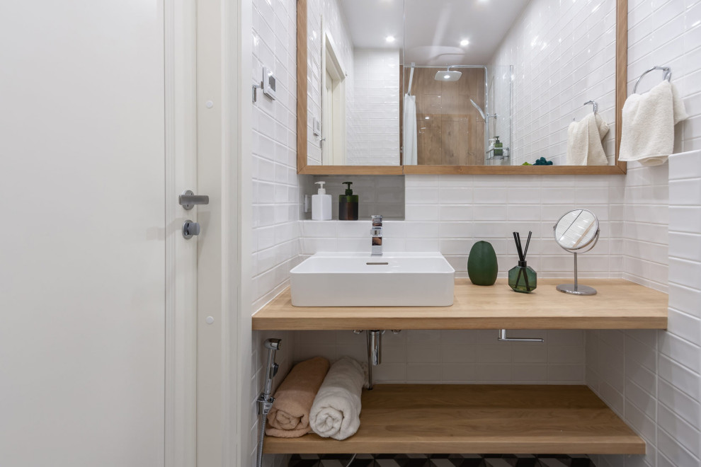 Mittelgroßes Nordisches Badezimmer mit weißen Fliesen, Waschtisch aus Holz, beiger Waschtischplatte, Einzelwaschbecken und eingebautem Waschtisch in Sankt Petersburg
