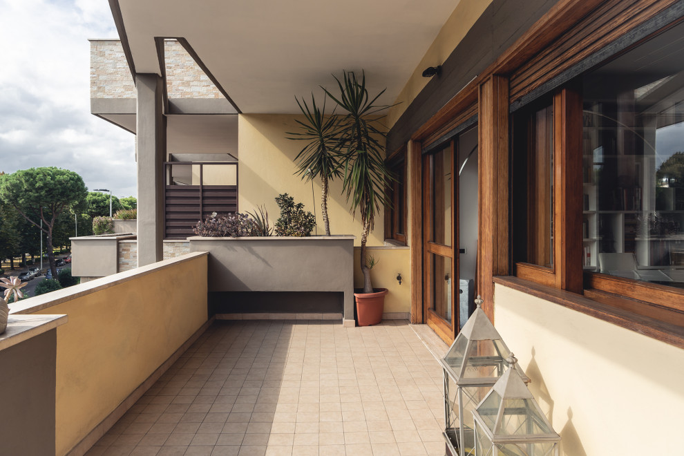 Immagine di un piccolo balcone d'appartamento moderno con parapetto in materiali misti