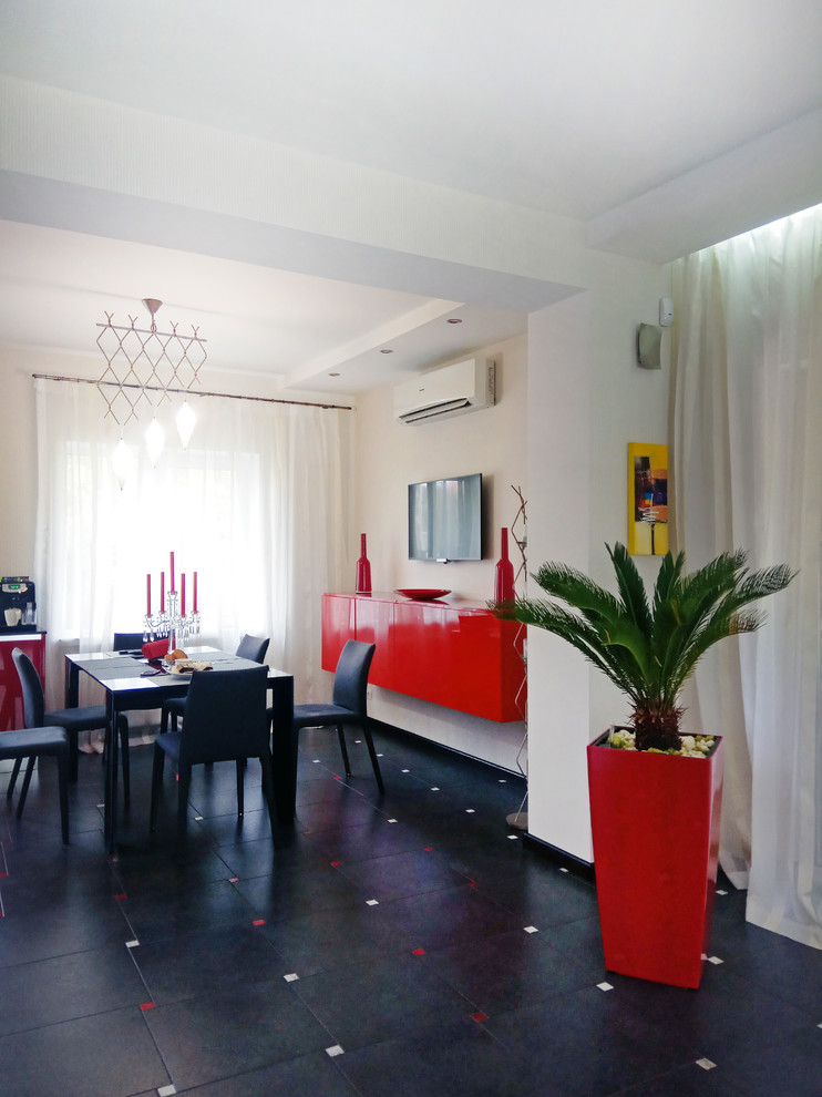 Красная кухня в пригородном поселке