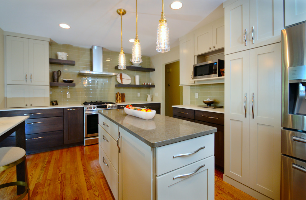 Inspiration for a mid-sized contemporary u-shaped open plan kitchen in Minneapolis with an undermount sink, shaker cabinets, white cabinets, quartz benchtops, yellow splashback, glass tile splashback, stainless steel appliances, medium hardwood floors, with island, brown floor and white benchtop.