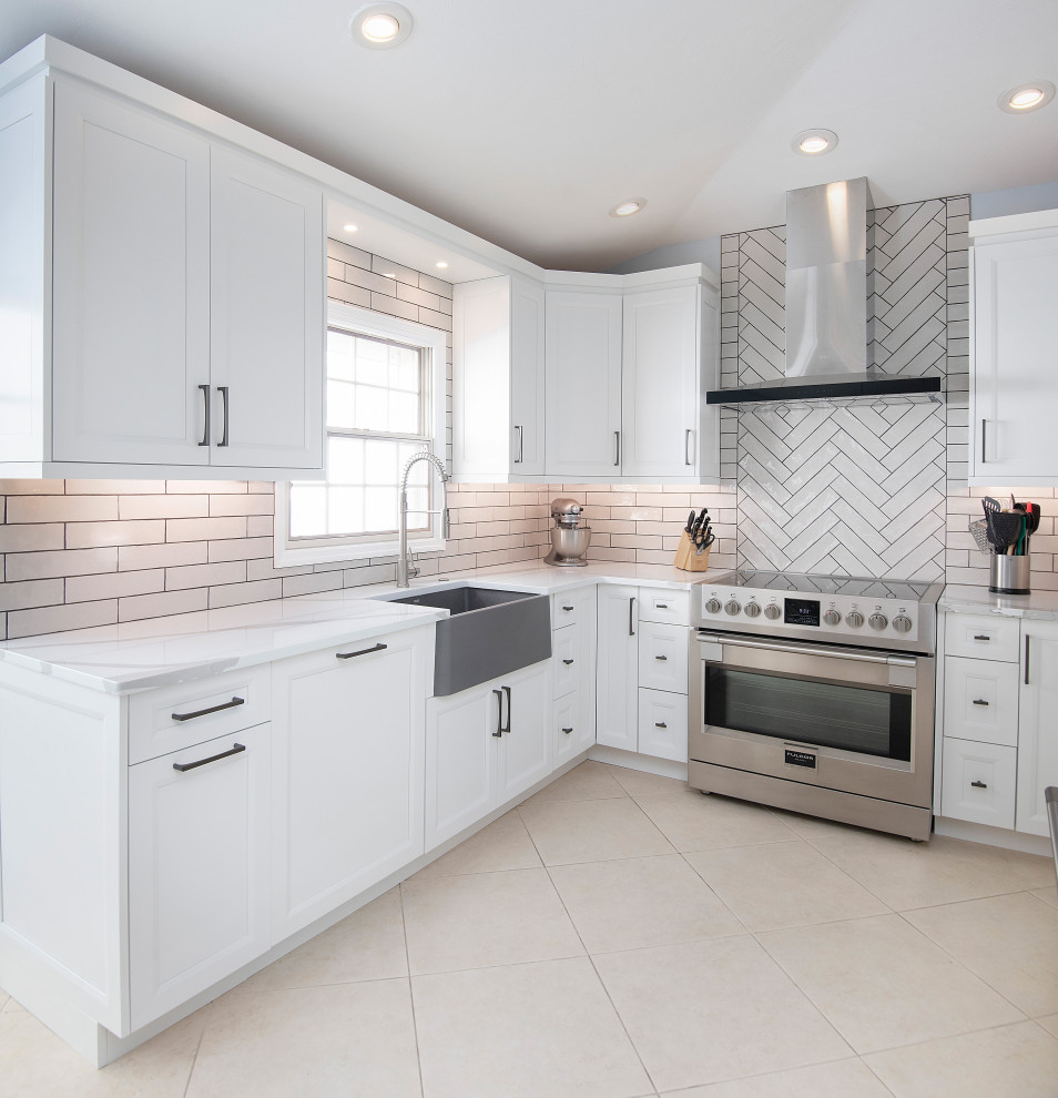Idéer för mellanstora funkis vitt kök, med en rustik diskho, luckor med infälld panel, vita skåp, bänkskiva i kvarts, vitt stänkskydd, stänkskydd i porslinskakel, rostfria vitvaror, klinkergolv i keramik, en köksö och vitt golv