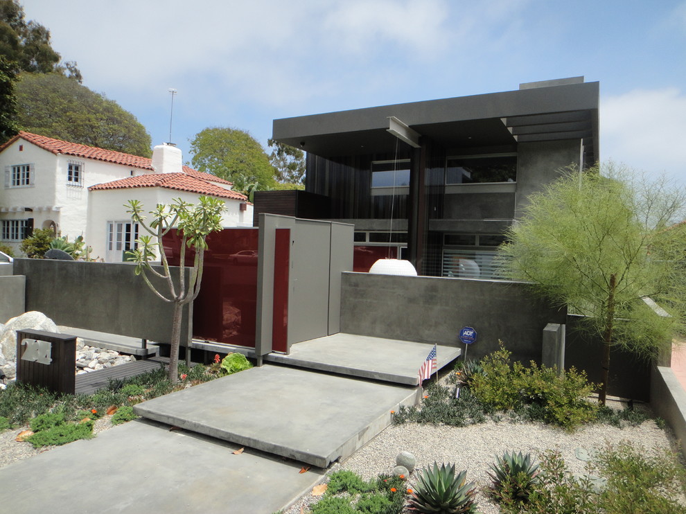 Design ideas for a mid-sized contemporary exterior in Los Angeles.