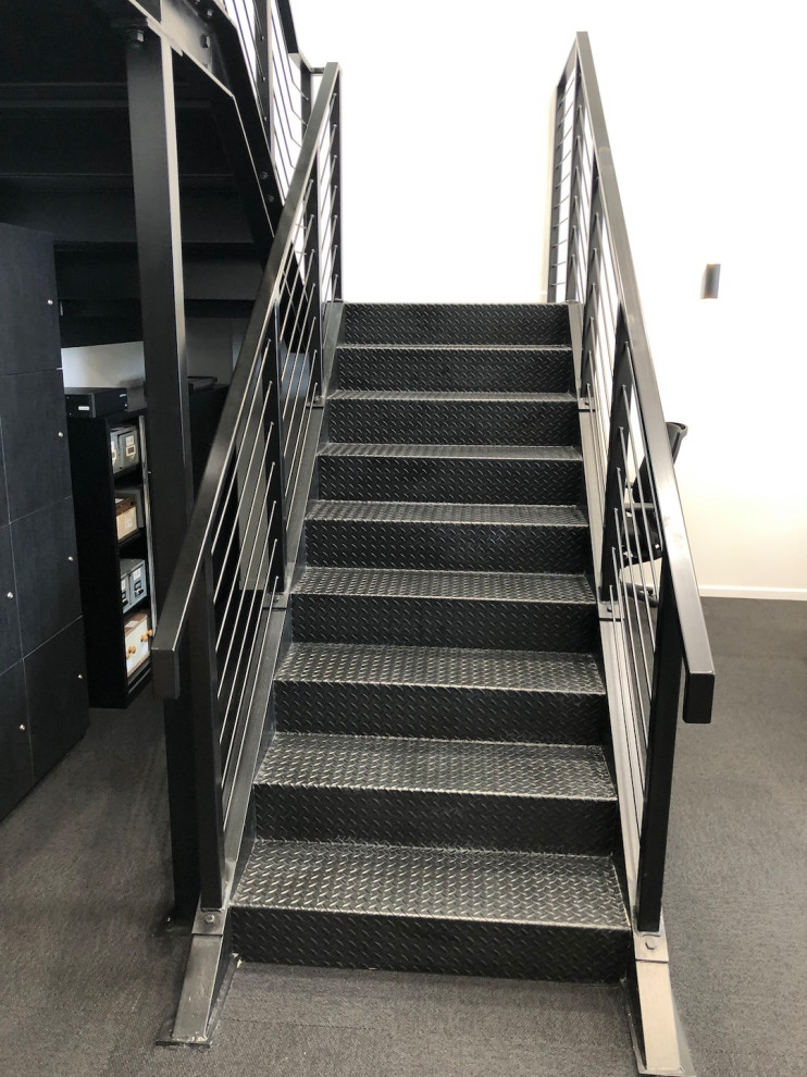 Foto de escalera en U industrial grande con escalones de metal, contrahuellas de metal y barandilla de metal