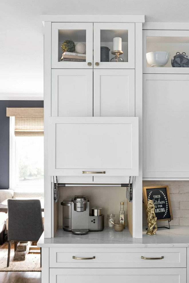 Example of a transitional home design design in Seattle