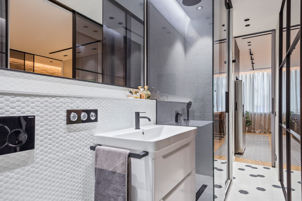 Idéer för att renovera ett mellanstort industriellt vit vitt en-suite badrum, med släta luckor, vita skåp, en dusch i en alkov, en vägghängd toalettstol, vit kakel, mosaik, vita väggar, mosaikgolv, ett fristående handfat, bänkskiva i kvarts, vitt golv och dusch med skjutdörr