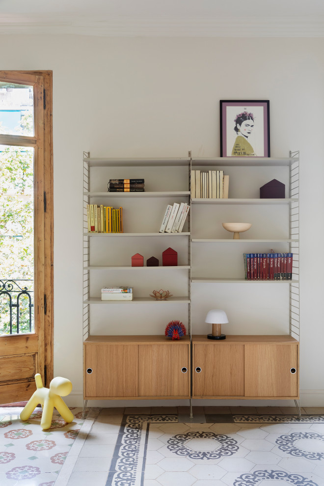 Modelo de salón abierto actual de tamaño medio con suelo de baldosas de cerámica