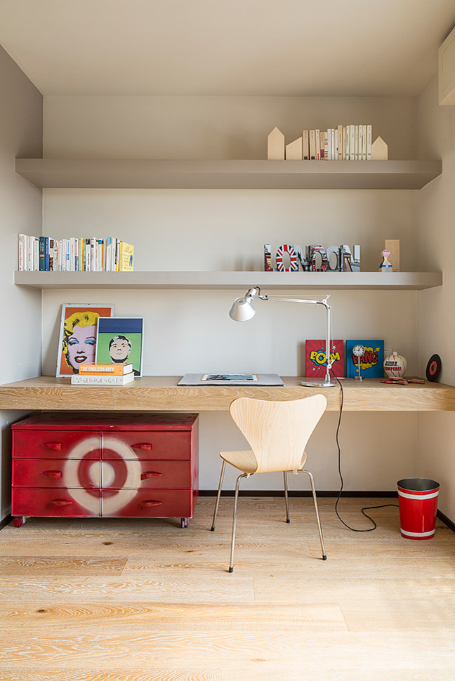 Photo of a contemporary home office in Rome.