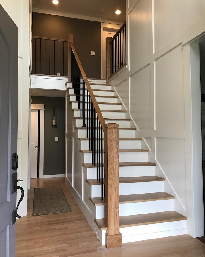 Идея дизайна: большая прямая лестница в стиле модернизм с деревянными ступенями, крашенными деревянными подступенками, деревянными перилами и панелями на стенах
