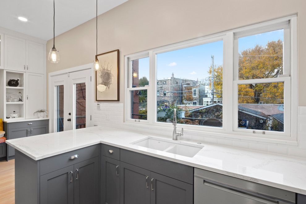 Inspiration for a transitional home design remodel in Chicago