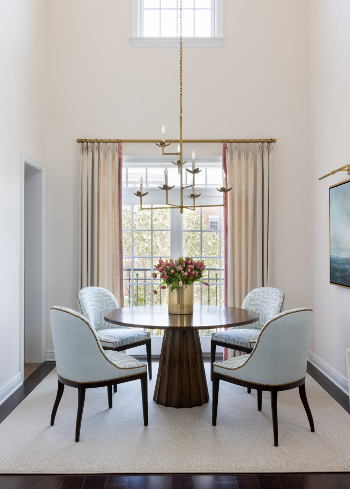 Идея дизайна: гостиная-столовая среднего размера в классическом стиле с темным паркетным полом, коричневым полом и розовыми стенами