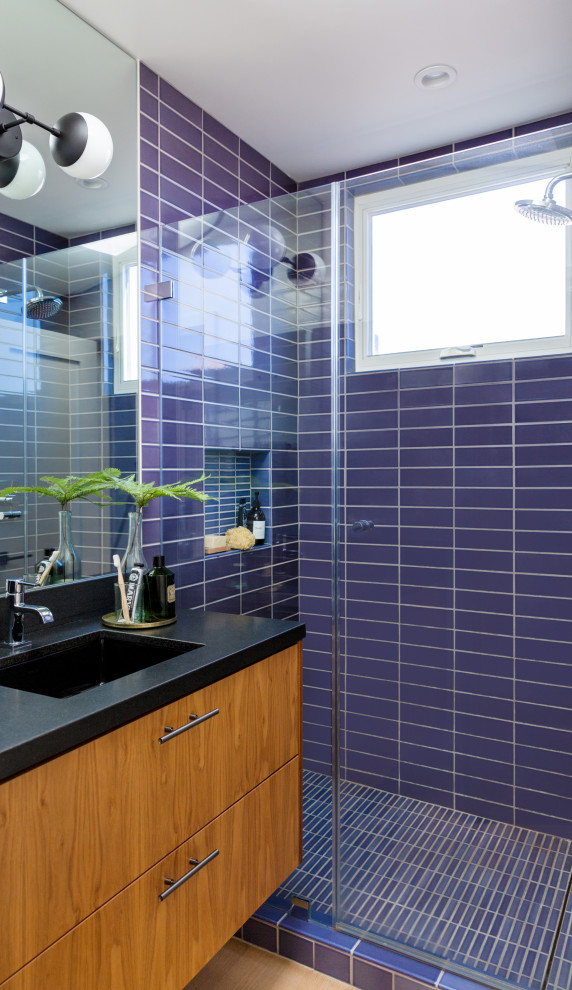 Idéer för ett modernt badrum, med lila väggar och ett nedsänkt handfat
