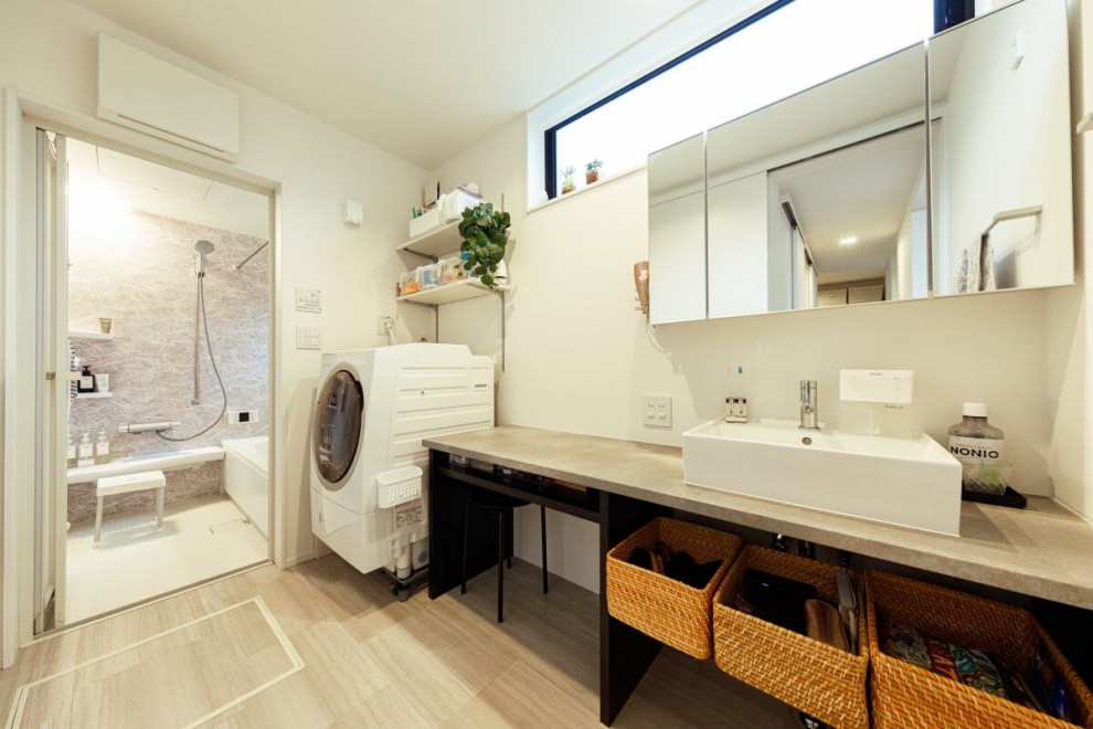 Exempel på en mellanstor industriell beige beige tvättstuga, med öppna hyllor, vita väggar, ljust trägolv och beiget golv