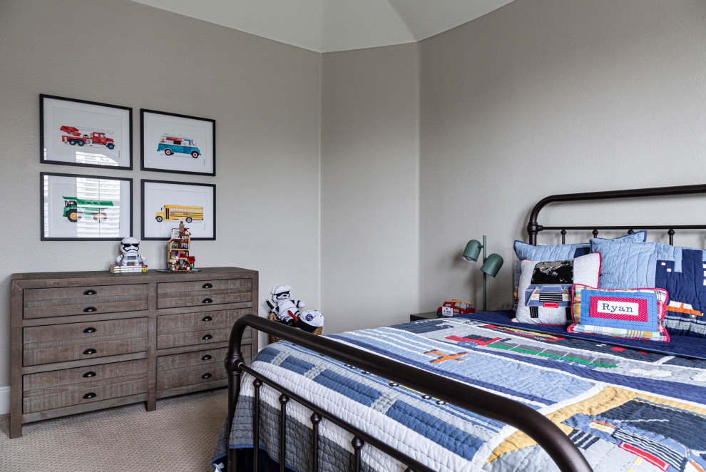 Immagine di una cameretta per bambini da 4 a 10 anni classica di medie dimensioni con pareti bianche, parquet chiaro e pavimento marrone
